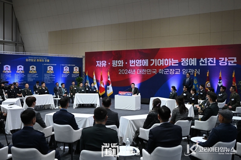 2월 28일 윤석열 대통령은 학군장교 임관식 종료 직후, 임관장교와 그 가족들을 격려하기 위해 마련한 ‘학군가족 간담회’에 참석했다.