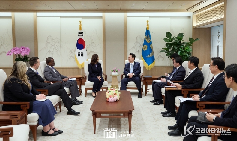 3월 7일 윤석열 대통령은 그레첸 위트머 美 미시간 주지사를 접견했다.