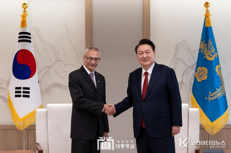 3월 12일 윤석열 대통령은 포데스타 美 대통령 국제기후정책 선임고문을 접견했다.