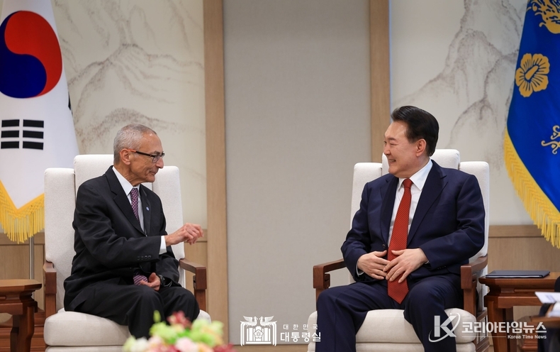3월 12일 윤석열 대통령은 포데스타 美 대통령 국제기후정책 선임고문을 접견했다.