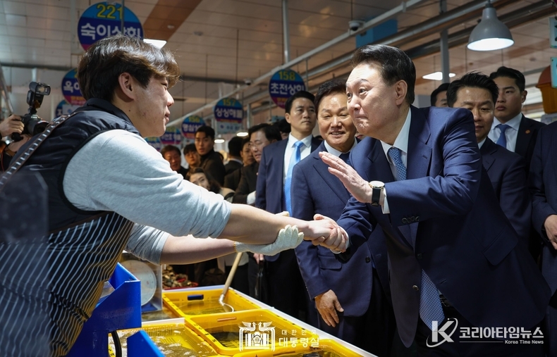3월 13일 윤석열 대통령은 경남 사천 지역의 대표 전통시장인 삼천포 용궁수산시장을 방문했다.