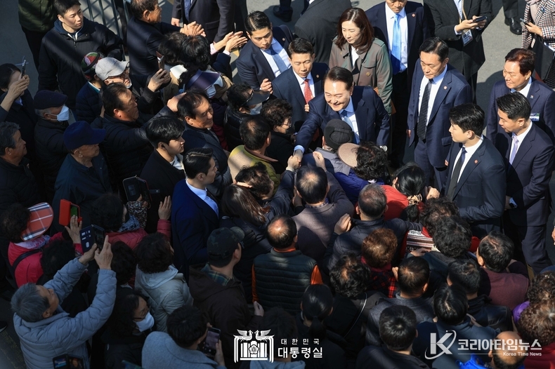 3월 13일 윤석열 대통령은 경남 사천 지역의 대표 전통시장인 삼천포 용궁수산시장을 방문했다.