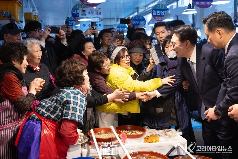 3월 13일 윤석열 대통령은 경남 사천 지역의 대표 전통시장인 삼천포 용궁수산시장을 방문했다.