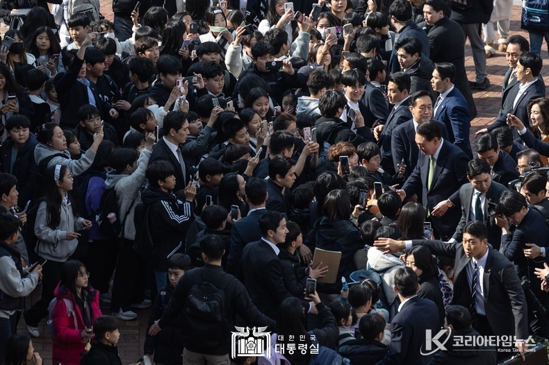 3월 14일 윤석열 대통령은 전남 무안군 오룡초등학교를 방문해 늘봄학교 프로그램을 참관하고 관계자들과 간담회를 했다.