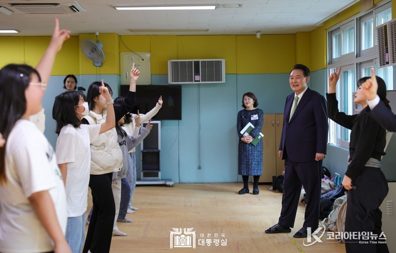 3월 14일 윤석열 대통령은 전남 무안군 오룡초등학교를 방문해 늘봄학교 프로그램을 참관하고 관계자들과 간담회를 했다.