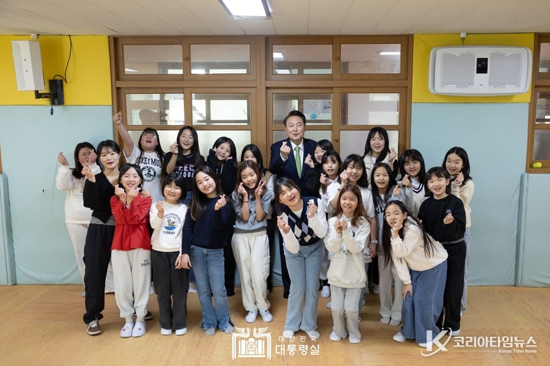 3월 14일 윤석열 대통령은 전남 무안군 오룡초등학교를 방문해 늘봄학교 프로그램을 참관하고 관계자들과 간담회를 했다.