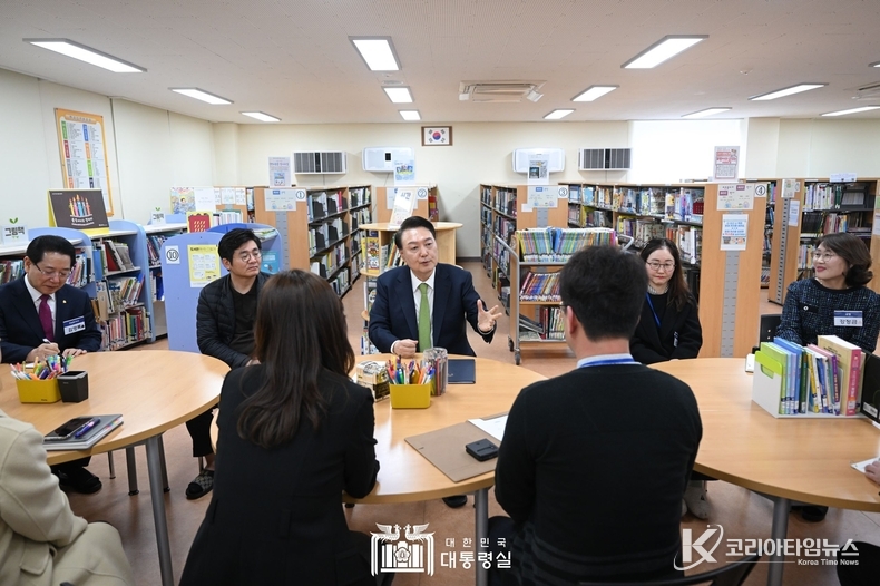 3월 14일 윤석열 대통령은 전남 무안군 오룡초등학교를 방문해 늘봄학교 프로그램을 참관하고 관계자들과 간담회를 했다.