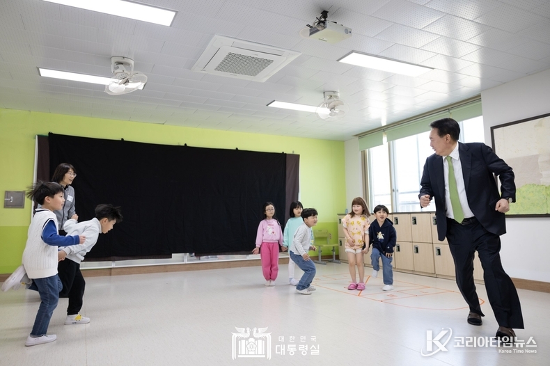 3월 21일 윤석열 대통령은 강원 원주시 명륜초등학교를 방문해 늘봄학교 프로그램을 참관하고 관계자들과 간담회를 했다.