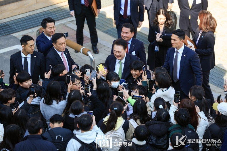 3월 21일 윤석열 대통령은 강원 원주시 명륜초등학교를 방문해 늘봄학교 프로그램을 참관하고 관계자들과 간담회를 했다.
