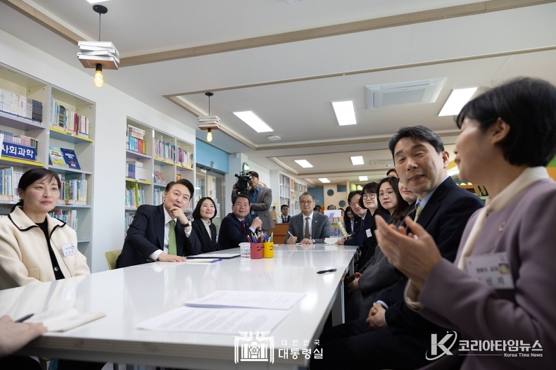 3월 21일 윤석열 대통령은 강원 원주시 명륜초등학교를 방문해 늘봄학교 프로그램을 참관하고 관계자들과 간담회를 했다.