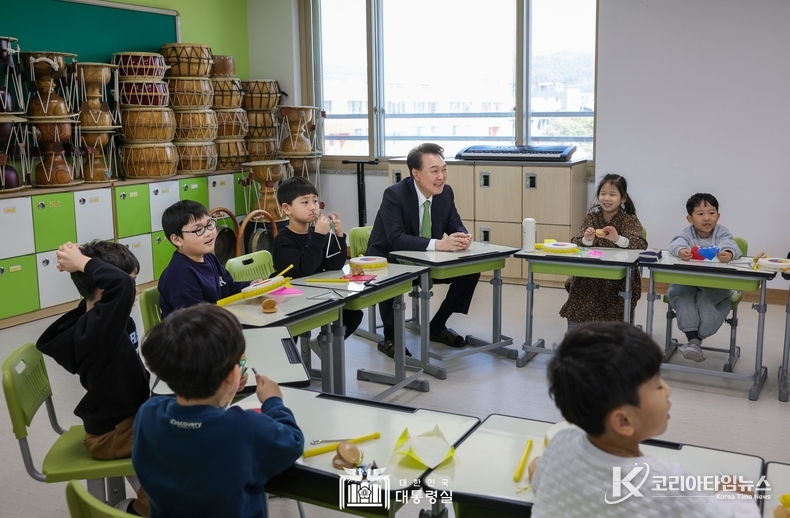 3월 21일 윤석열 대통령은 강원 원주시 명륜초등학교를 방문해 늘봄학교 프로그램을 참관하고 관계자들과 간담회를 했다.