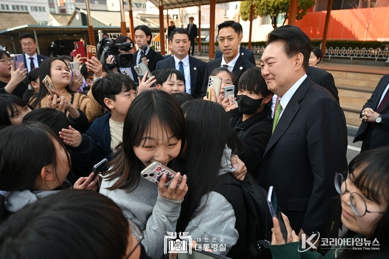 3월 21일 윤석열 대통령은 강원 원주시 명륜초등학교를 방문해 늘봄학교 프로그램을 참관하고 관계자들과 간담회를 했다.
