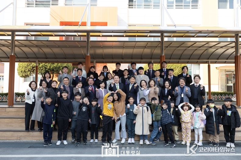 3월 21일 윤석열 대통령은 강원 원주시 명륜초등학교를 방문해 늘봄학교 프로그램을 참관하고 관계자들과 간담회를 했다.