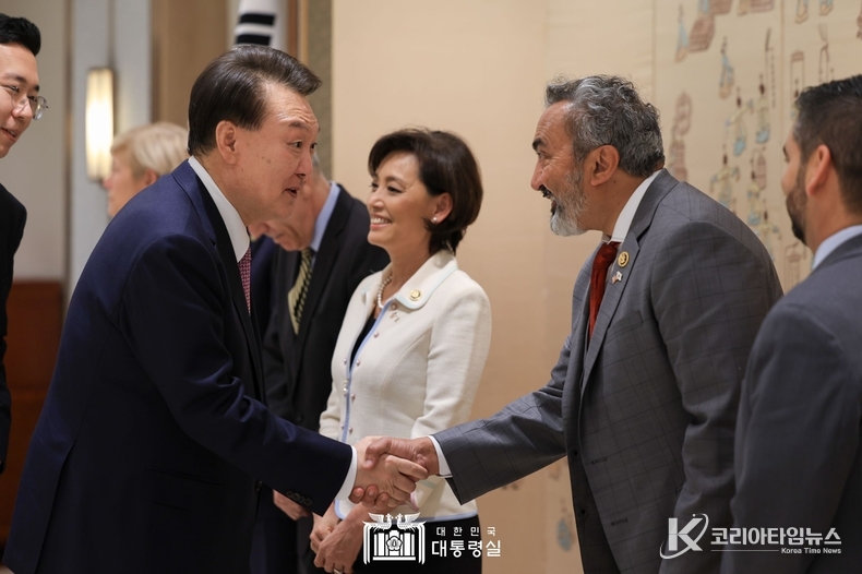 3월 25일 윤석열 대통령은 방한 중인 「아미 베라(Ami Bera)」 의원(CSGK 공동의장)과 「영 킴(Young Kim)」 의원(CSGK 공동의장) 등 美 하원 코리아스터디그룹(CSGK) 대표단 6명을 접견하고, 한미동맹 발전을 위한 美 의회와의 협력 방안에 대해 의견을 교환했다.