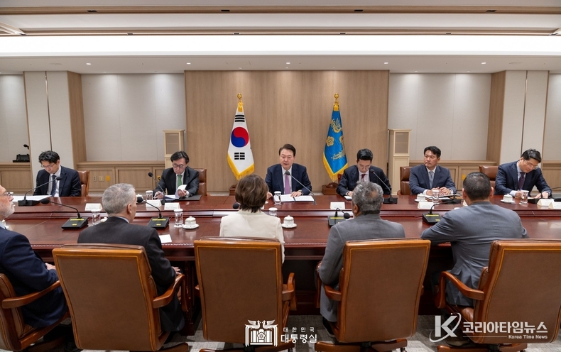 3월 25일 윤석열 대통령은 방한 중인 「아미 베라(Ami Bera)」 의원(CSGK 공동의장)과 「영 킴(Young Kim)」 의원(CSGK 공동의장) 등 美 하원 코리아스터디그룹(CSGK) 대표단 6명을 접견하고, 한미동맹 발전을 위한 美 의회와의 협력 방안에 대해 의견을 교환했다.