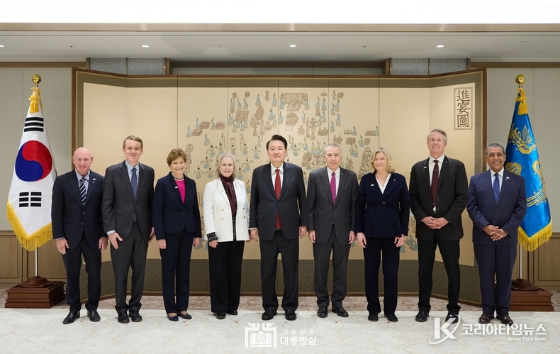 3월 29일 윤석열 대통령은 방한 중인 美 의회 상하원 의원단 7명을 접견하고, 한미동맹 강화, 한미 경제협력 증진 그리고 지역 및 국제정세에 대해 의견을 교환했다.