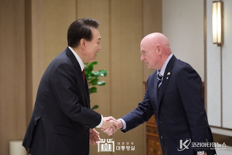 3월 29일 윤석열 대통령은 방한 중인 美 의회 상하원 의원단 7명을 접견하고, 한미동맹 강화, 한미 경제협력 증진 그리고 지역 및 국제정세에 대해 의견을 교환했다.