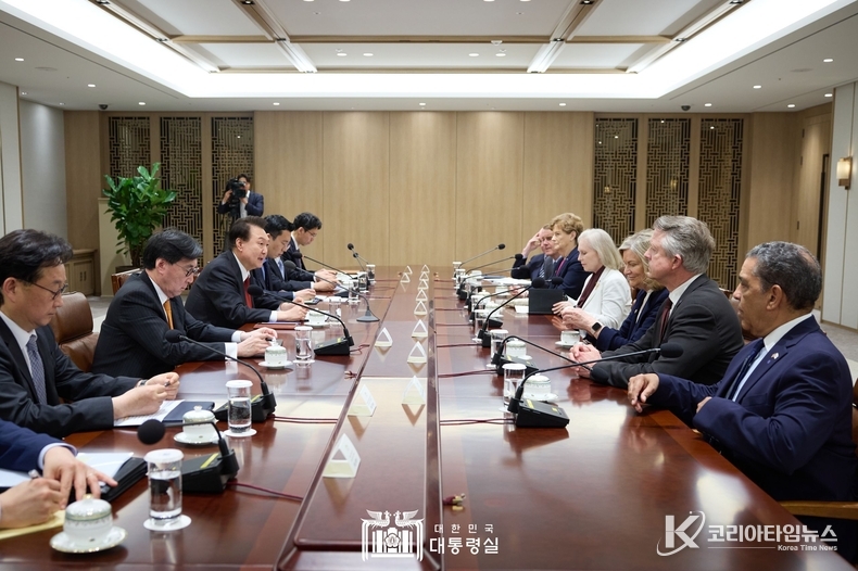 3월 29일 윤석열 대통령은 방한 중인 美 의회 상하원 의원단 7명을 접견하고, 한미동맹 강화, 한미 경제협력 증진 그리고 지역 및 국제정세에 대해 의견을 교환했다.