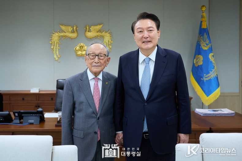 4월 3일 윤석열 대통령은 용산 대통령실에서 김형석 연세대학교 명예교수와 오찬을 함께했다.