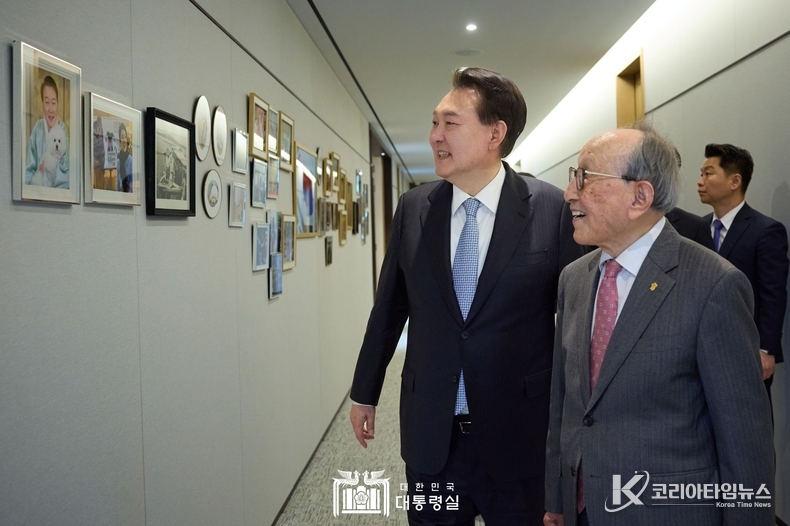 4월 3일 윤석열 대통령은 용산 대통령실에서 김형석 연세대학교 명예교수와 오찬을 함께했다.