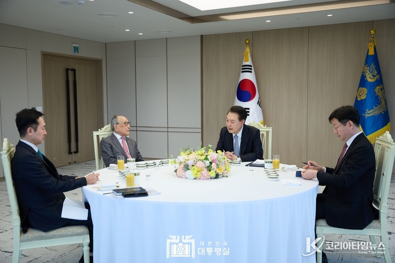 4월 3일 윤석열 대통령은 용산 대통령실에서 김형석 연세대학교 명예교수와 오찬을 함께했다.