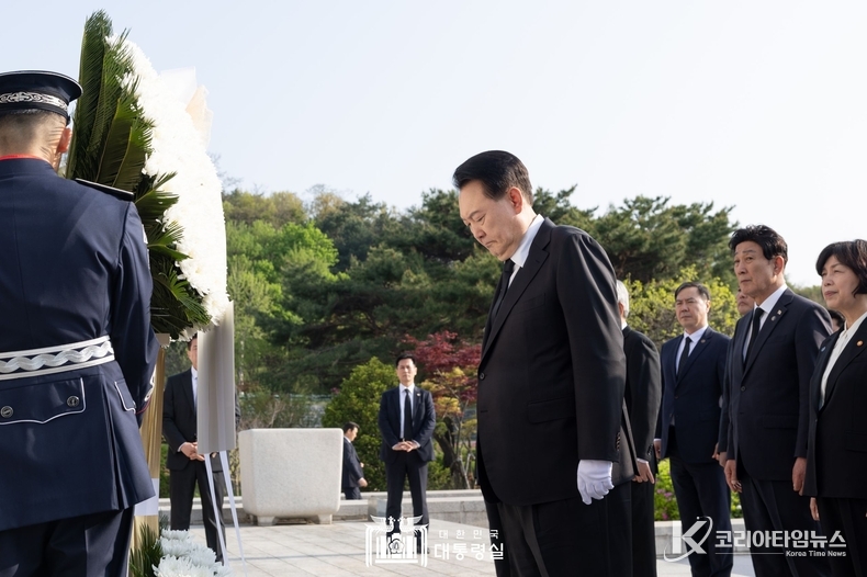 4월 19일 윤석열 대통령은 국립4‧19민주묘지를 찾아 자유민주주의를 위해 헌신한 4·19민주 영령들의 명복을 빌고, 혁명으로 지켜낸 자유민주주의를 더욱 발전시켜 나가겠다고 다짐하며 4·19혁명의 의미를 되새겼다.
