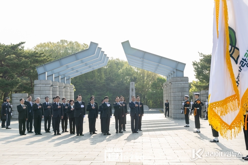 4월 19일 윤석열 대통령은 국립4‧19민주묘지를 찾아 자유민주주의를 위해 헌신한 4·19민주 영령들의 명복을 빌고, 혁명으로 지켜낸 자유민주주의를 더욱 발전시켜 나가겠다고 다짐하며 4·19혁명의 의미를 되새겼다.