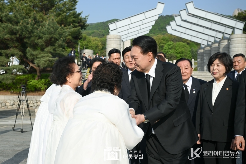 4월 19일 윤석열 대통령은 국립4‧19민주묘지를 찾아 자유민주주의를 위해 헌신한 4·19민주 영령들의 명복을 빌고, 혁명으로 지켜낸 자유민주주의를 더욱 발전시켜 나가겠다고 다짐하며 4·19혁명의 의미를 되새겼다.