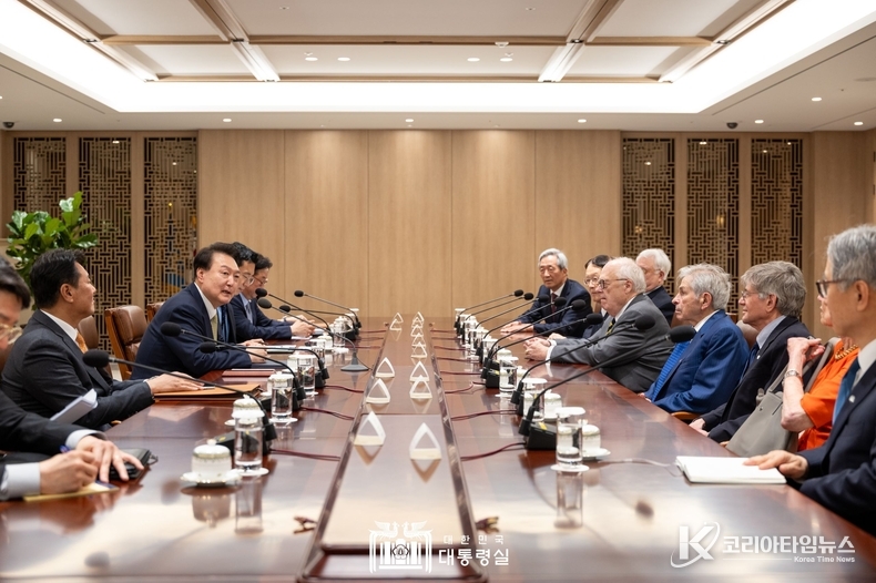 5월 14일 윤석열 대통령은 「에드윈 퓰너(Edwin Feulner)」 헤리티지재단 창립자를 비롯한 미일 학계 및 전직 인사들을 접견하고, 한미동맹과 한일관계 발전 방안, 역내 및 글로벌 정세에 대해 의견을 교환했다.