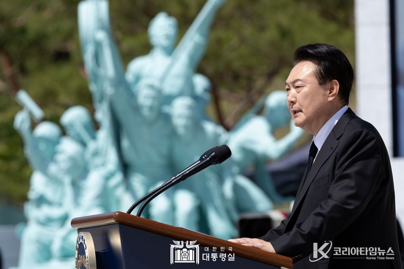 5월 18일 윤석열 대통령은 광주광역시 국립5·18민주묘지에서 개최된 제44주년 5·18민주화운동 기념식에 참석했다.