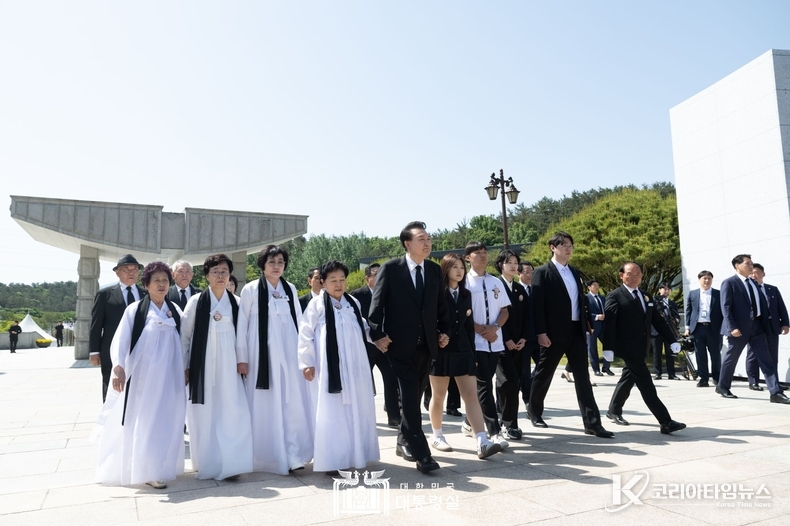 5월 18일 윤석열 대통령은 광주광역시 국립5·18민주묘지에서 개최된 제44주년 5·18민주화운동 기념식에 참석했다.