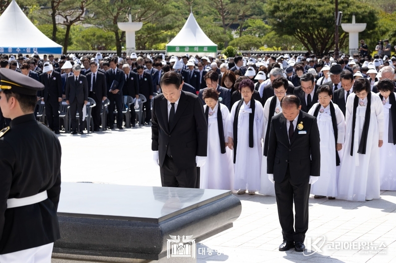 5월 18일 윤석열 대통령은 광주광역시 국립5·18민주묘지에서 개최된 제44주년 5·18민주화운동 기념식에 참석했다.