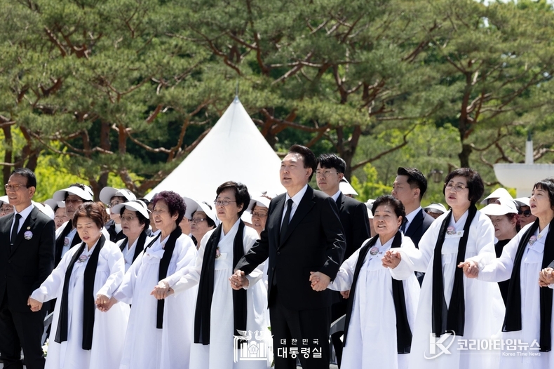 5월 18일 윤석열 대통령은 광주광역시 국립5·18민주묘지에서 개최된 제44주년 5·18민주화운동 기념식에 참석했다.