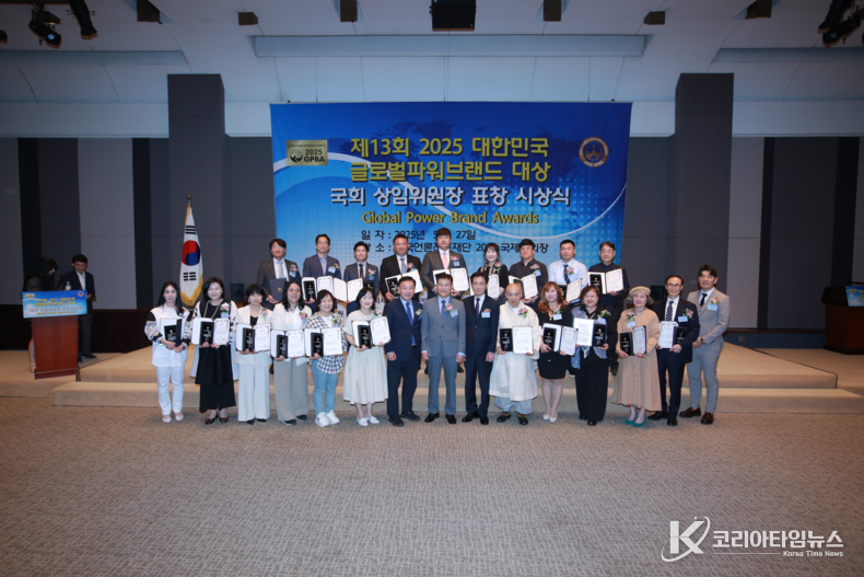 5월 27일 서울 프레스센터에서 열린 ‘2025 대한민국 글로벌파워브랜드 대상’ 시상식에서 수상자들이 기념사진을 촬영하고 있다.