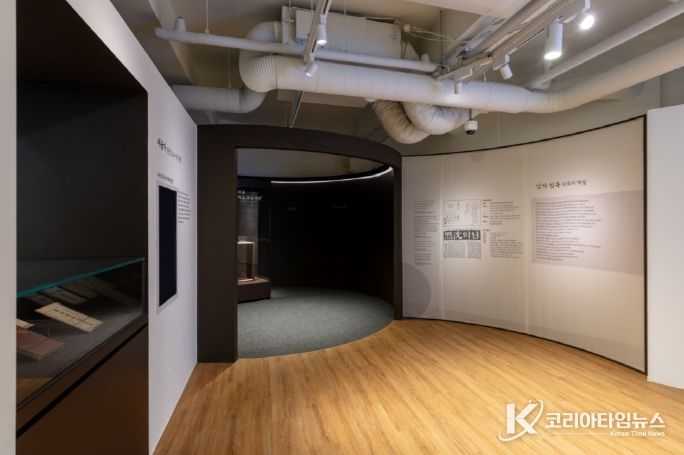 ‘긔룬 것은 다 님이다 : 만해 한용운의 문학과 심우장’ 특별전이 진행 중인 성북근현대문학관에서 ‘님의 침묵’ 초판본을 만나볼 수 있다.