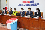 野, 文 政府 임기말 선심 쓰듯 꺼낸 ‘꼼수 과세’ 땜질식 처방..."시장 혼란 피해 국민의 몫이다"