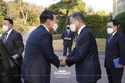 野, 협치와 화합의 청와대 회동..."안정적 국정이양, 국정운영 단 한 치의 누수도 없도록 할 것이다"