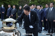 尹 大統領, 박정희 前 대통령 서거 43주기 참배