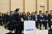 尹 大統領, "MZ세대와 만나 기득권 혁파 논함" 32개 부처·청 공무원과의 대화 비하인드 컷 공개