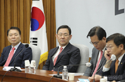 與, "이제 과거 바로 보고 현재 직시하며 미래로 나아가야 한다"