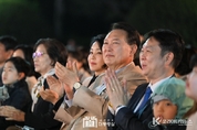 尹 大統領 夫婦, 국가유공자 가족 등 초청해 청와대 개방 1주년 특별음악회 관람