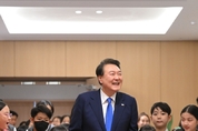尹 大統領, "초중고생 50여 명과 집무실 둘러보며 대화의 시간 가져"