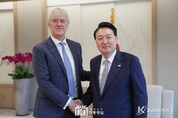 尹 大統領, 피터 베닝크 ASML 회장 접견.."반도체 협력 당부"