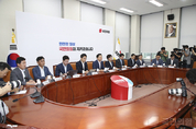 與, "가짜‘UN 간판’ 내걸고 수십억 기부금 챙긴 청와대 전 수석. 이러니 나라가 제대로 돌아갔을 리 없다"