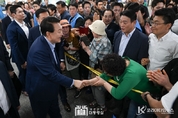 尹 大統領, 노량진 수산시장 찾아 상인 격려...현직 대통령 96년 만의 방문