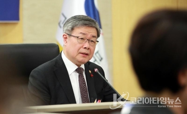 고용노동부 이재갑 장관. 고용노동부 이재갑 장관.