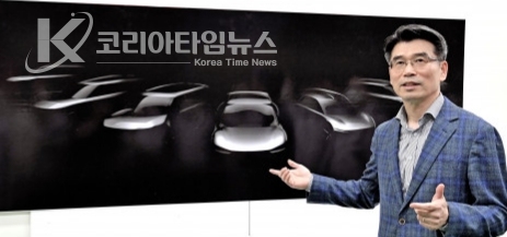 기아자동차 화성공장을 방문한 송호성 사장이 2027년까지 출시될 기아자동차 전용 전기차 모델 라인업의 스케치 이미지를 설명하고 있다.