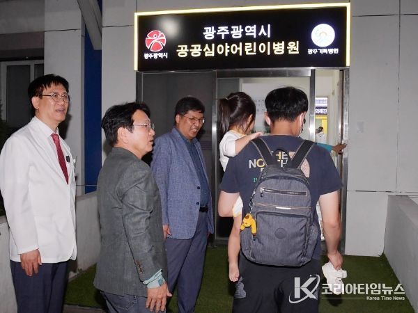 강기정 광주광역시장이 지난 24일 저녁 지역 유일의 공공심야어린이병원인 광주기독병원을 방문, 어린이 환자와 가족들을 격려하고 있다.