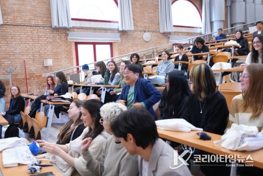강기정 광주광역시장이 19일(현지시간) 이탈리아 ‘카 포스카리 베네치아 대학(Università Ca' Foscari Venezia)’에서 한국학과 학생들을 대상으로 ‘5‧18민주화운동과 광주비엔날레’에 대해 특강을 하고 있다.