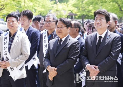 강기정 광주광역시장이 26일 오전 북구 국립5·18민주묘지에서열린 한국자유총연맹 국립 5·18 묘역 참배 및 정화활동에 참석해 강석호 총재 등과 행사를 진행하고 있다